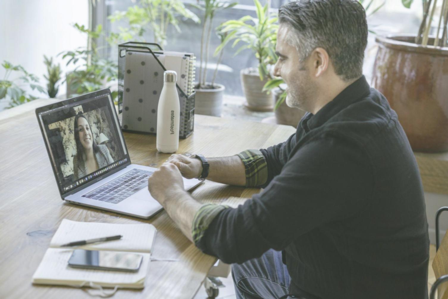 Sesión de trabajo con análisis financiero en equipo