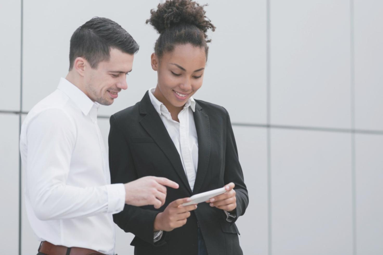 Sesión de trabajo sobre estrategia financiera con equipo de startup